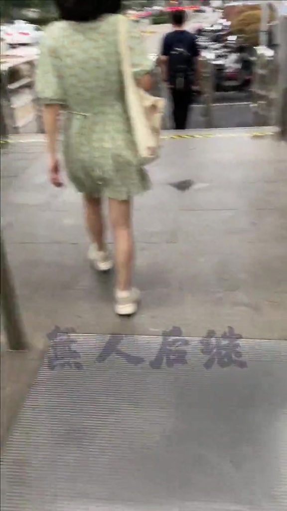 太优秀了轻飘飘的裙子给你裙子掀起内内都卡在屁屁里了 - - 原创裙底cd电报 29.jpg.jpg