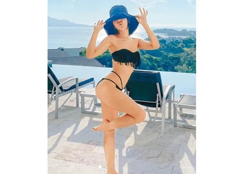 姜麗文活潑擺甫士，非常享受在泰國的度假時光。.jpg