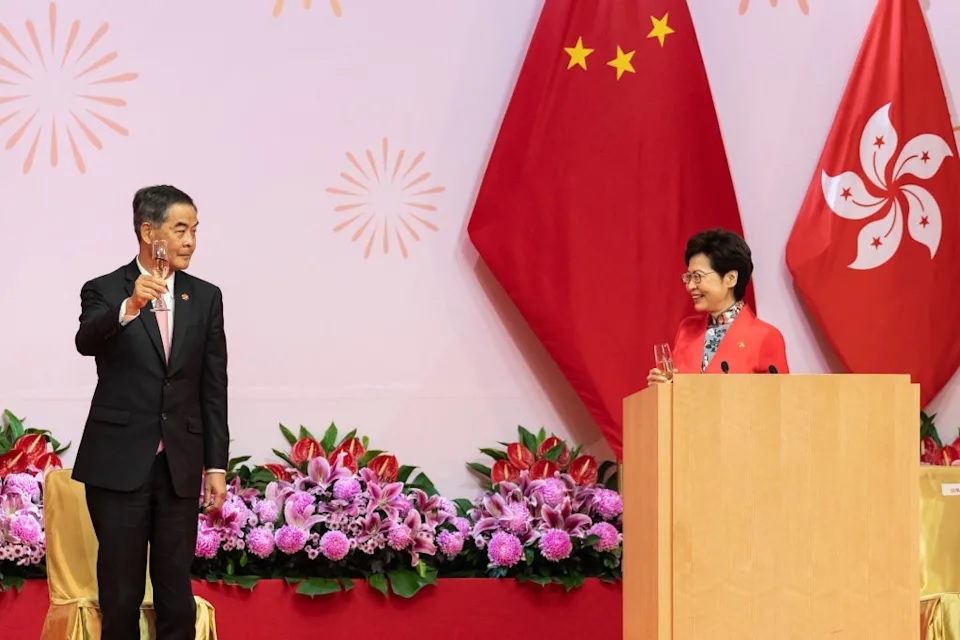 2 梁振英任內恒指升30%.jpg