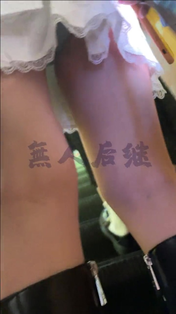 小美女和闺蜜逛商场怪蜀黍照样无情cd最后好像感觉到回头看了一眼 - - 原创裙底cd电报 06.jpg.jpg