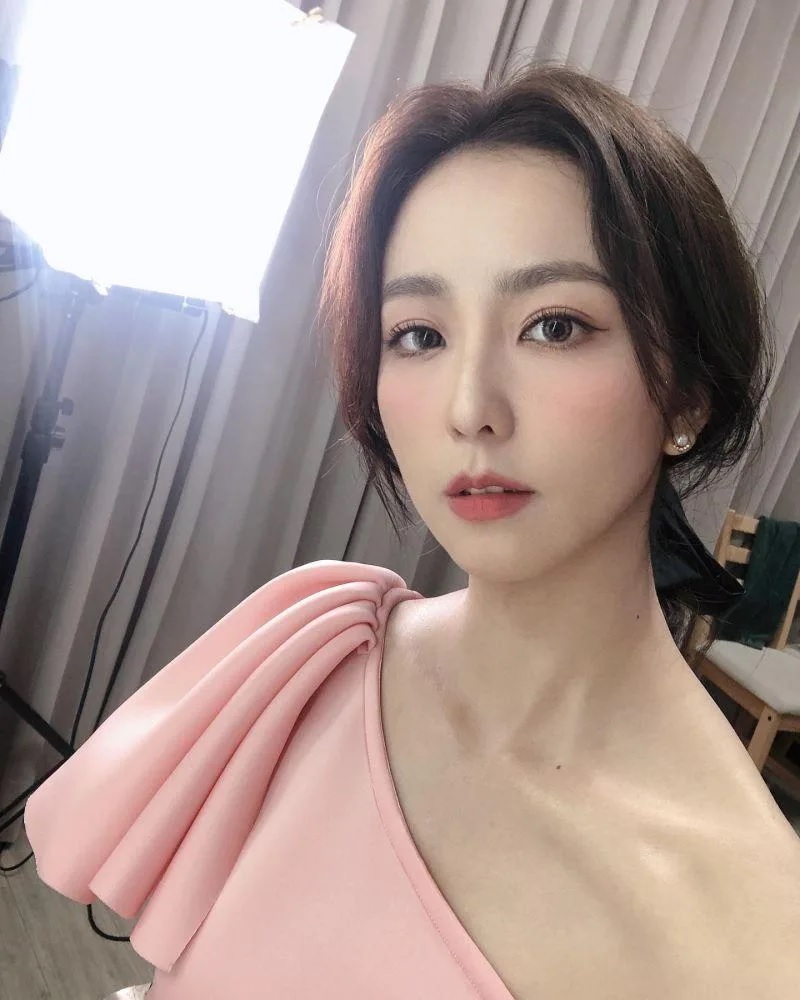 2 37歲周曉涵是網路美少女出身，就讀逢甲大學時為公認的校花，踏入演藝圈後在戲劇圈耕耘多年，大小螢幕都有作品。（圖／周曉涵IG、周曉涵提供）.jpg.jpg