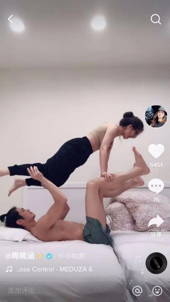5 周曉涵和半裸男親密做雙人運動，雖然上傳幾小時即下架，但早被網友截圖瘋傳。（圖／周曉涵抖音）.jpg.jpg