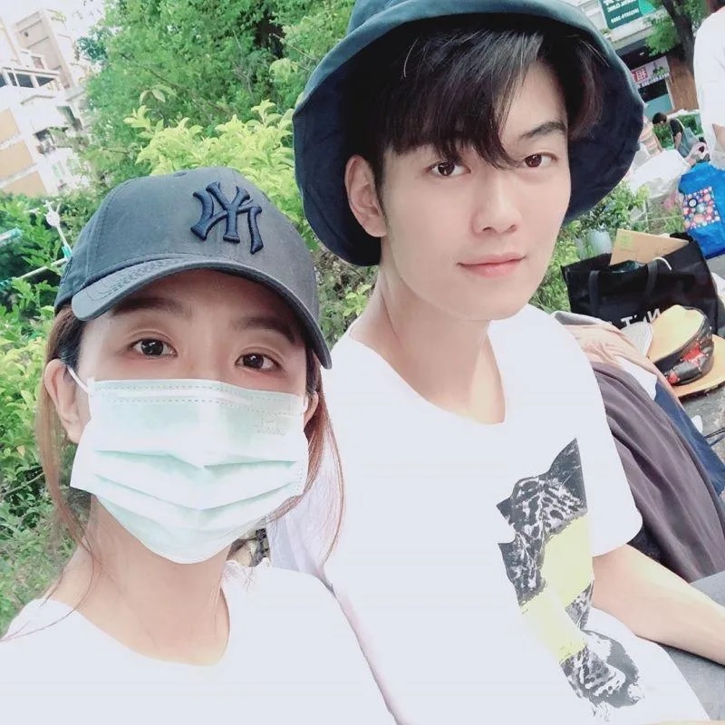 7 周曉涵始終不認和蘇熙喆（右）交往，稱對方只是閨密。（圖／蘇熙喆IG）.jpg.jpg