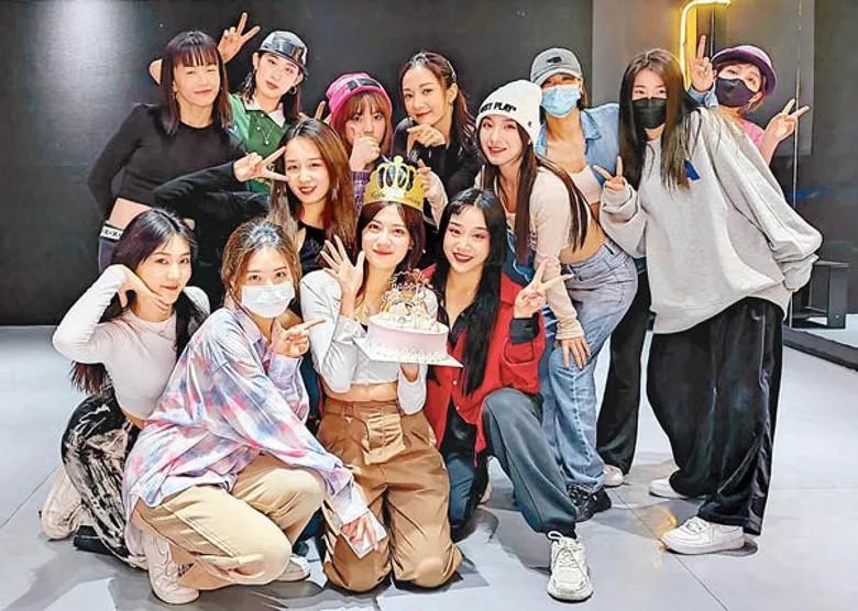 2 王君馨與一眾妹妹打成一片，絕無代溝。.jpg