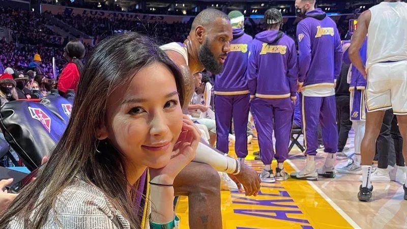 1 一張和詹姆斯合照的照片，瞬間讓這位華裔名媛美女，掀起大家關注討論。（圖／金兜兜微博）.jpg.jpg