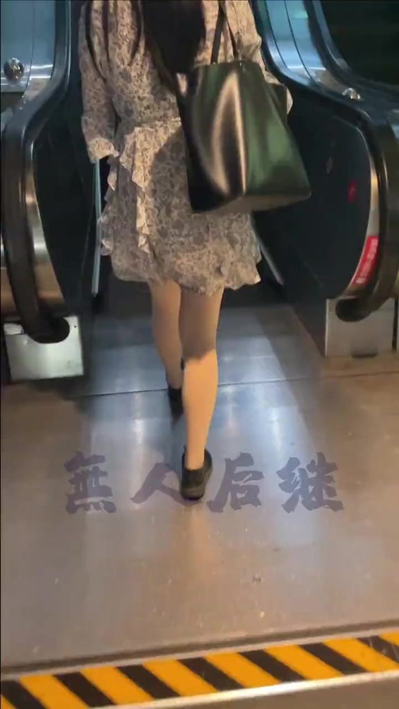 肉丝小裙子高高掀起大意了最后被发现 - - 原创裙底cd电报 02.jpg