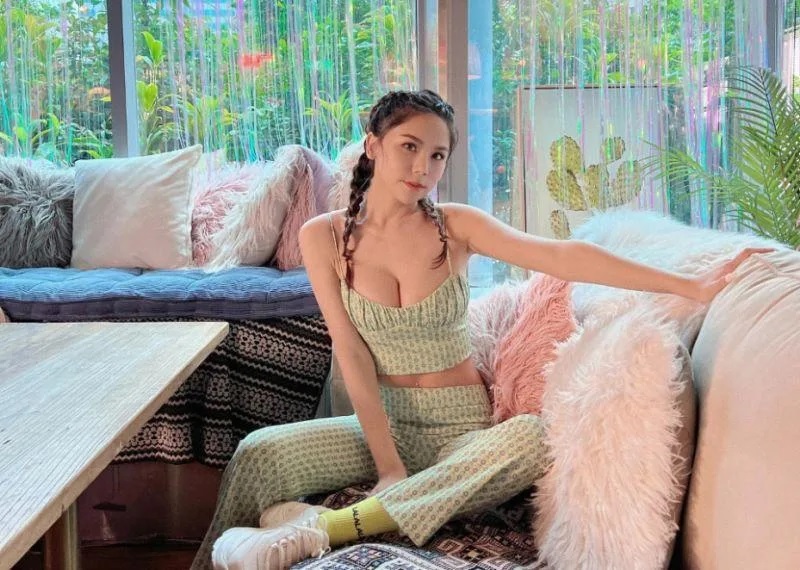 1 蕾菈隆乳、抽脂前照片曝光。（圖／蕾菈IG）.jpg