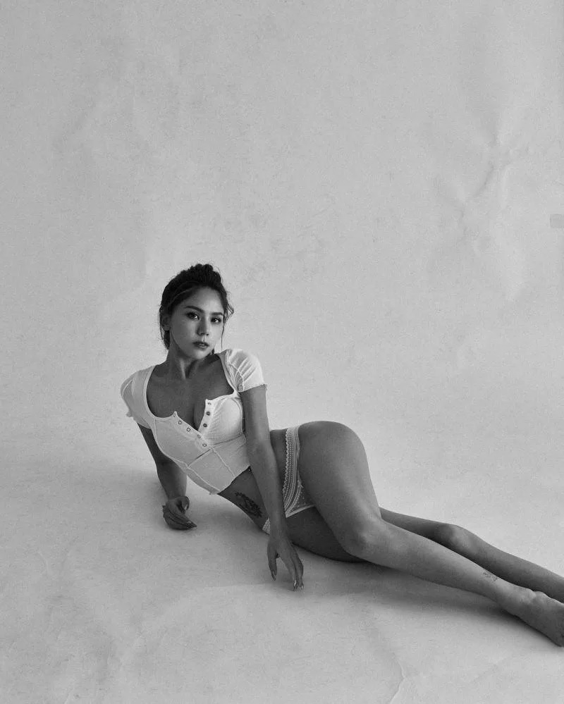 2 蕾菈渾圓上圍把胸前的排扣撐爆。（圖／蕾菈IG）.jpg