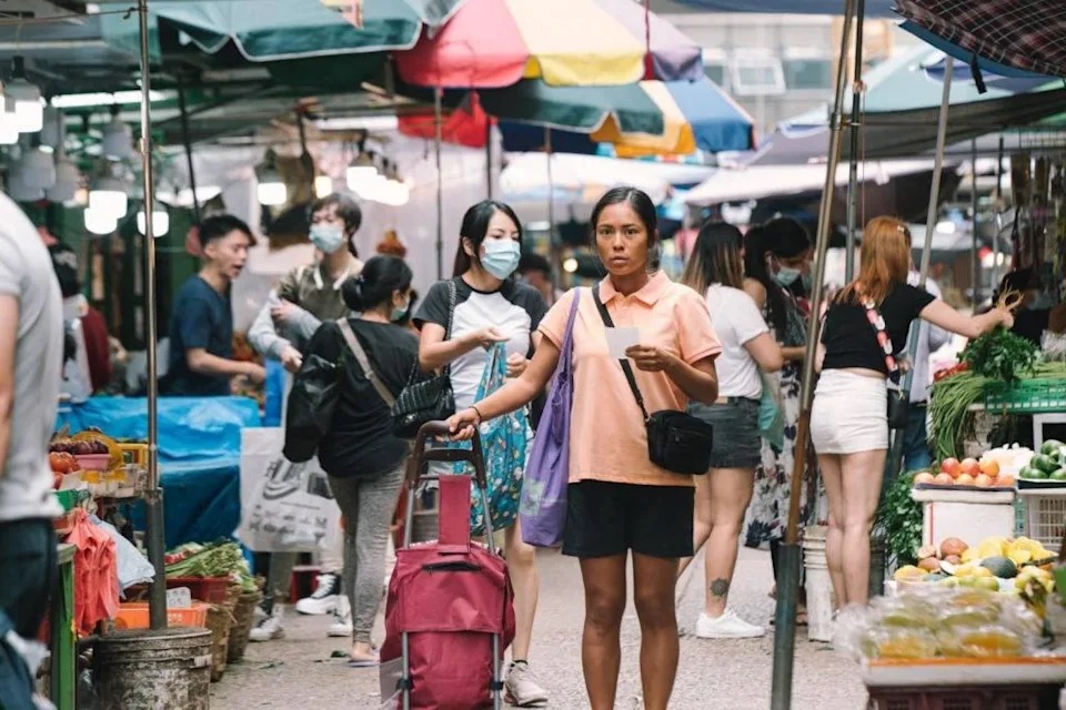 3 本身皮膚黝黑、身型嬌小的黃婉華，為拍劇再將全身膚色塗得更深，「姐姐」形象入型入格。（《金宵大廈2》電視截圖）.jpg.jpg