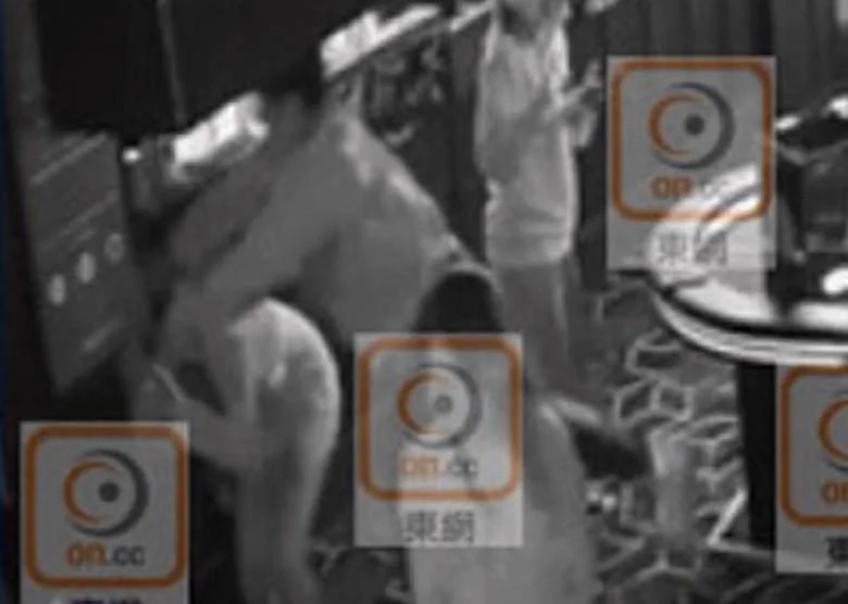 2 小方拿着鬼口水向胡美貽「施襲」，女方不慎撼親頭。.jpg