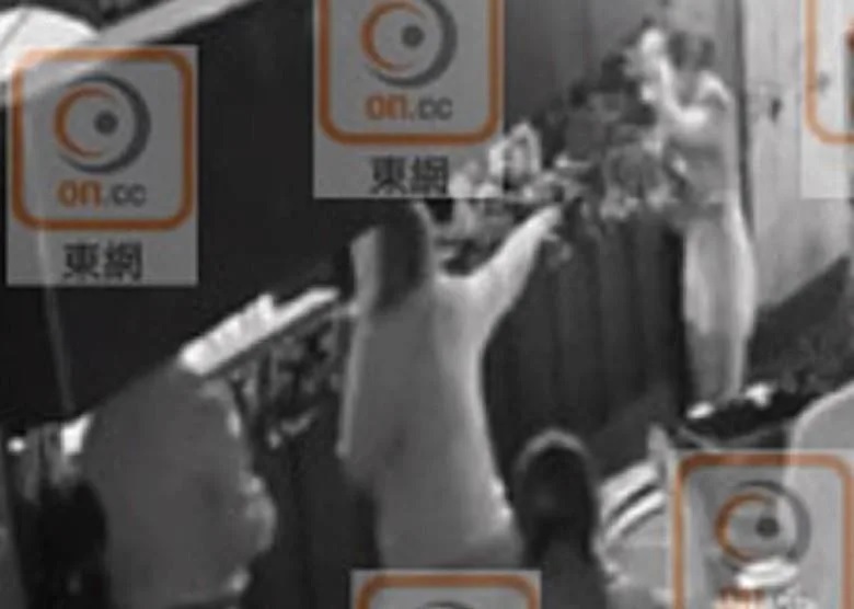 3 胡美貽受傷後邊嗌邊跳。.jpg