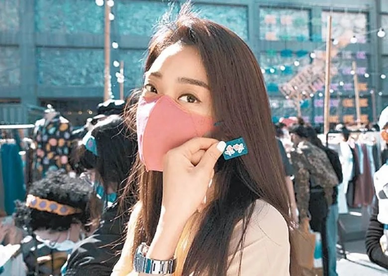 2 祖兒見到心儀精品，即拿上手細看。.jpg