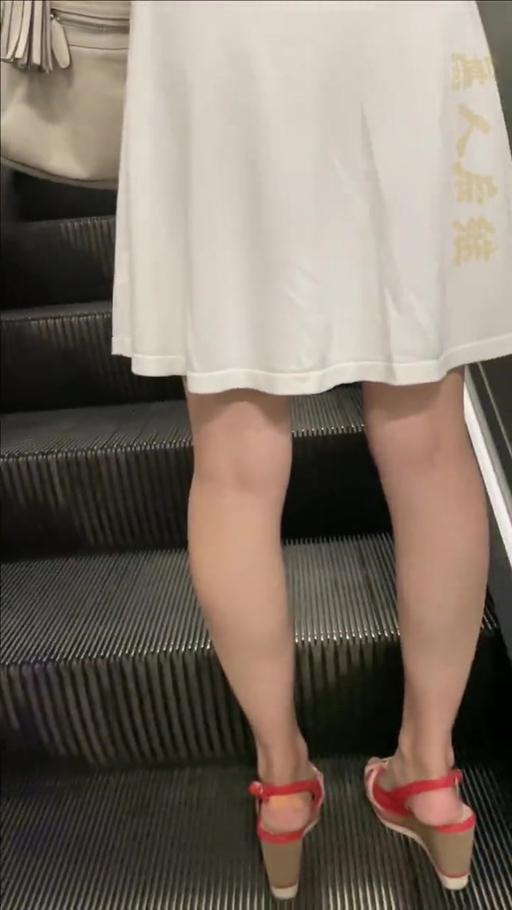 小美女裙子这么短趁着四周每人无情抄底没想到屁股这么好看 - - 原创裙底cd电报 (1) 12.jpg.jpg