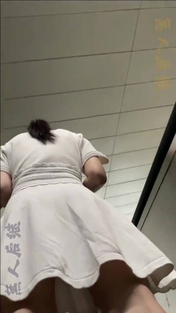 小美女裙子这么短趁着四周每人无情抄底没想到屁股这么好看 - - 原创裙底cd电报 (1) 29.jpg.jpg