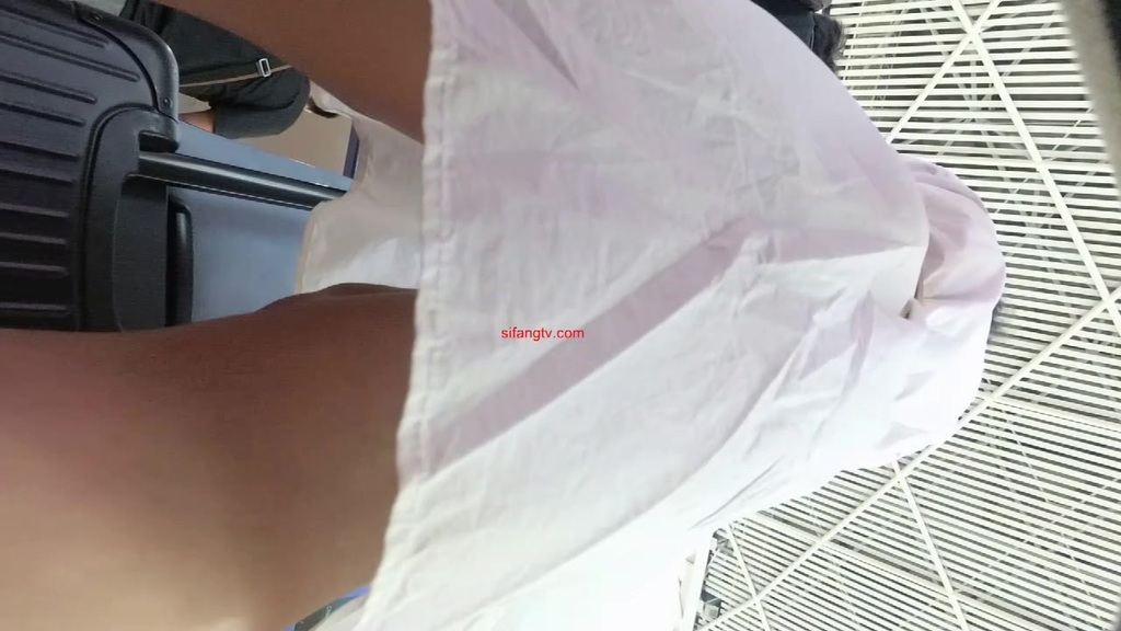 飞机场抄底白色连衣裙丁字裤,男友送的眼睛姑娘 13.jpg