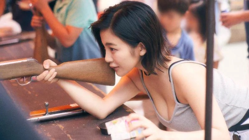 1 「天之乳」女星天木純玩打靶遊戲，好身材成焦點。.jpg