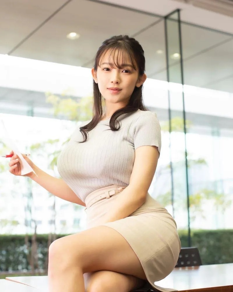 4 天木純身高150公分，卻有傲人上圍，是典型小隻馬身形。.jpg