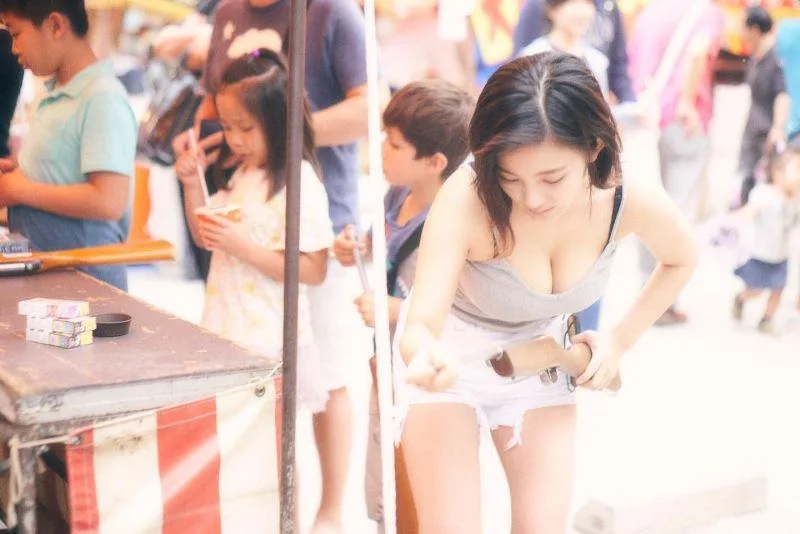 6 天木純調整槍枝，畫面賞心悅目。（圖／天木純IG）.jpg