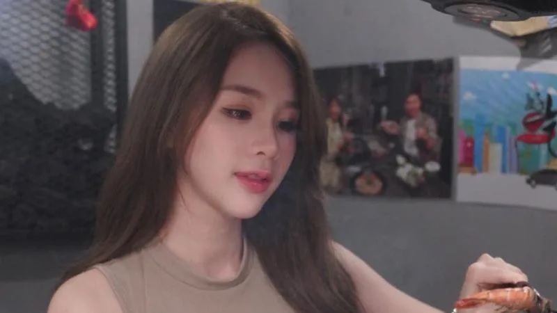 1 長髮正妹穿挖洞衣吃燒烤。（圖／婉婷 Valent臉書）.jpg