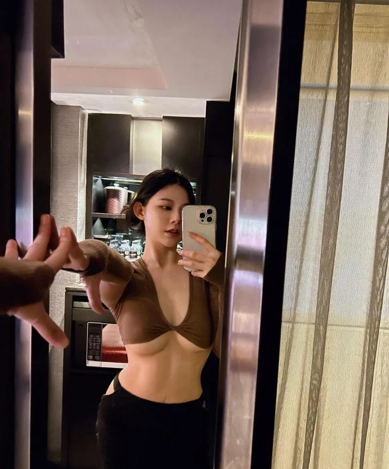 3 張香香露出性感南半球。（圖／張香香IG）.jpg