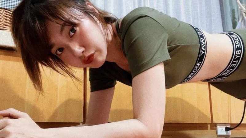 1 泱泱分享在家運動模樣，不僅露出性感水蛇腰，運動衣像被撕開一樣，露出美背。.jpg.jpg