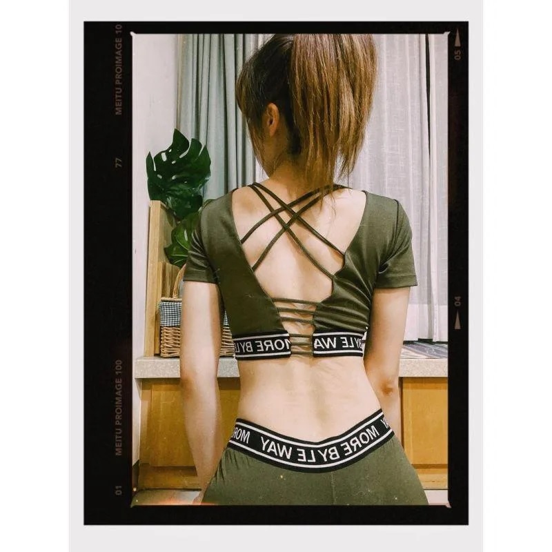 2 泱泱運動裝設計超性感，美背一覽無遺，讓人相當興奮。.jpg