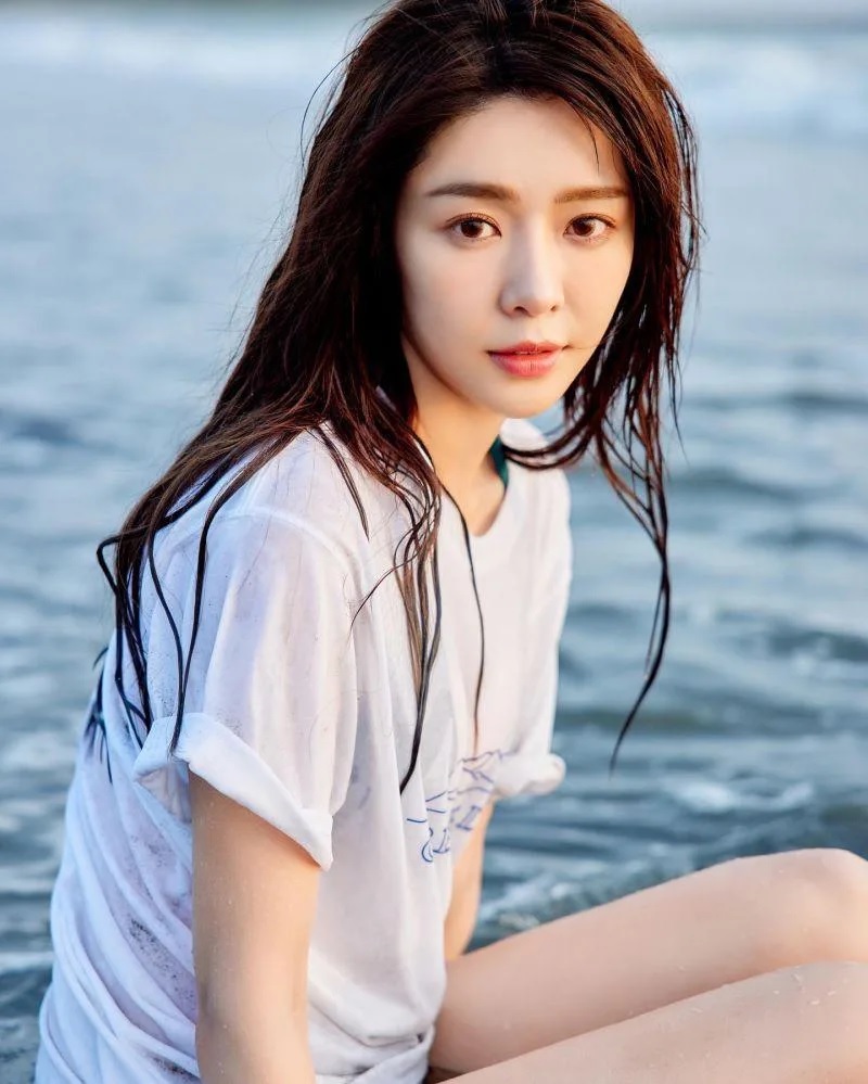 3 Yuri去年8月發行個人首本性感寫真。（圖／Yuri陳怡叡臉書）.jpg