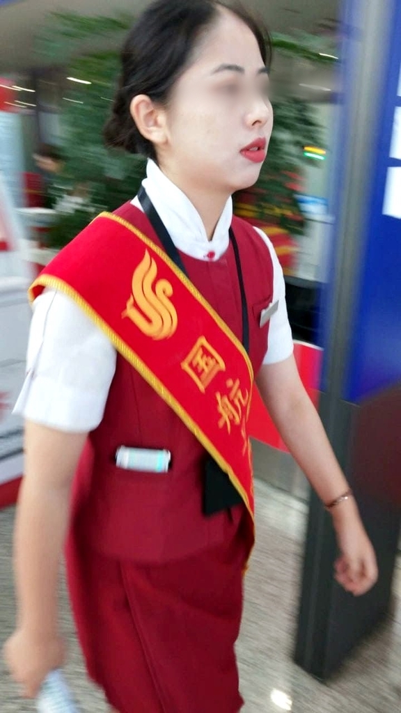 (轉載)機場抄底國航女櫃檯.jpg