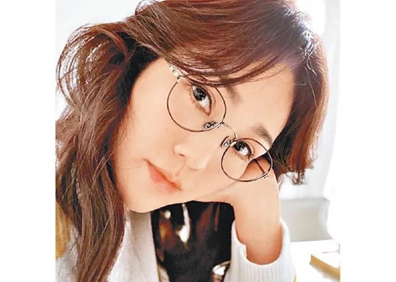 謝安琪最新「眼鏡娘」造型。.jpg