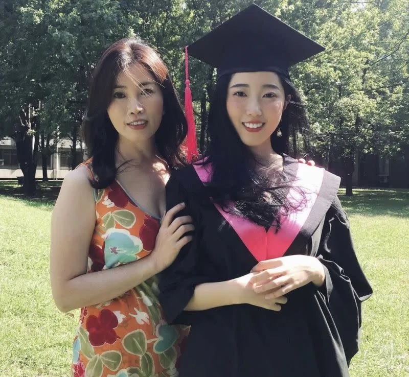 3 輔大正妹奧莉薇亞與媽媽合影曝光，讓不少網友直呼「媽媽真的很有料！」.jpg.jpg