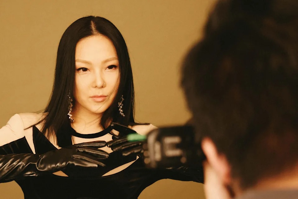 衞蘭為個唱地獄式操fit 日舉啞鈴練氣.jpg