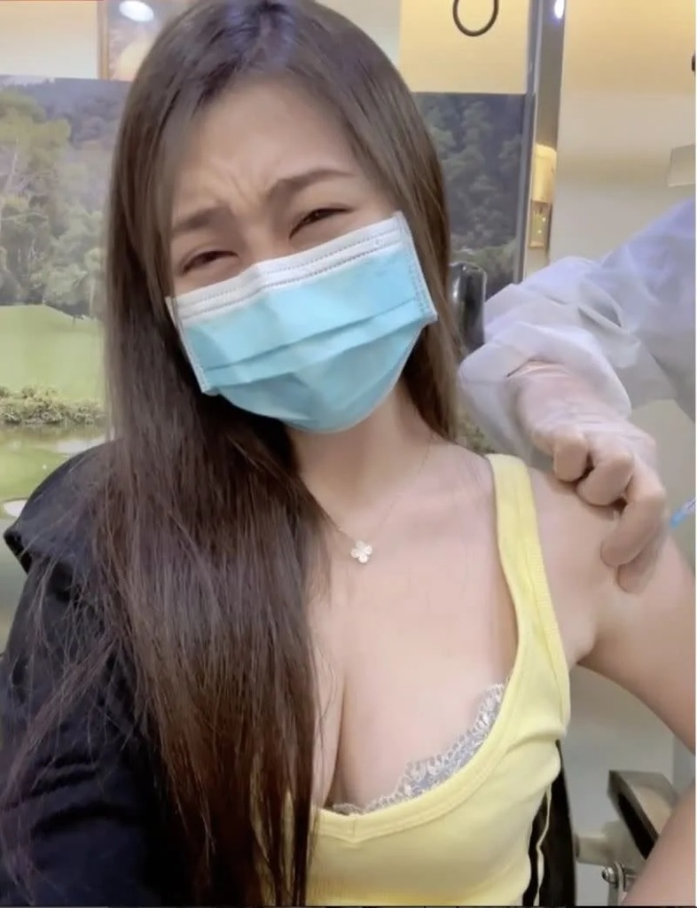 2 Yumi穿著清涼打疫苗。（圖／Yumi IG）.jpg