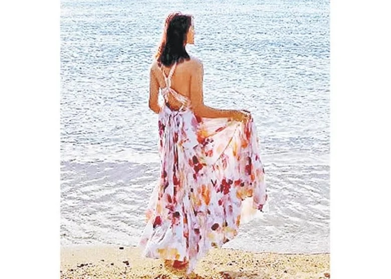 2 戴祖儀風騷晒靚背。.jpg