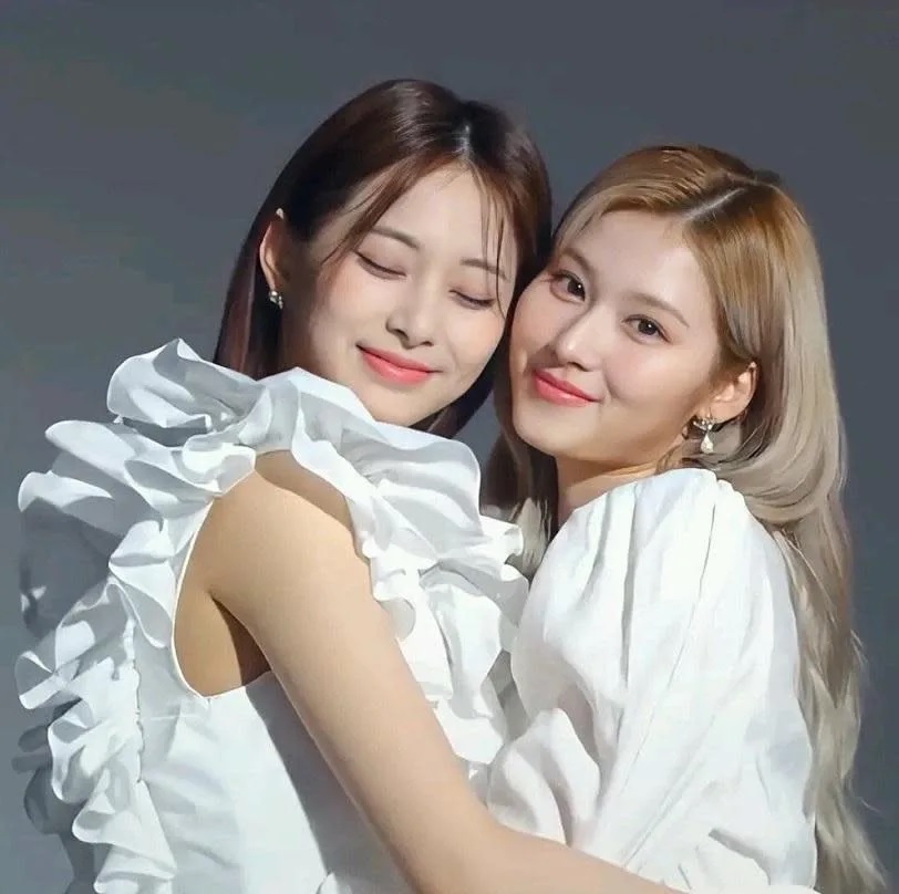 4 子瑜與Sana孖公仔為雜誌影相。.jpg