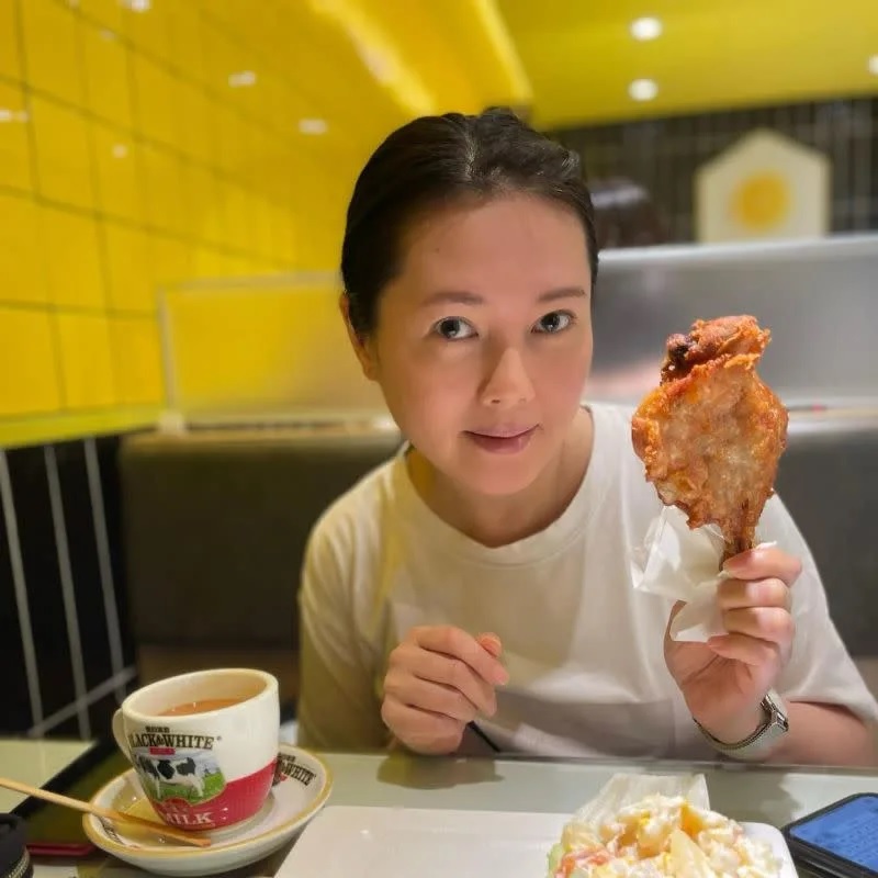 2 李麗珍曬出素顏吃美食照。.jpg