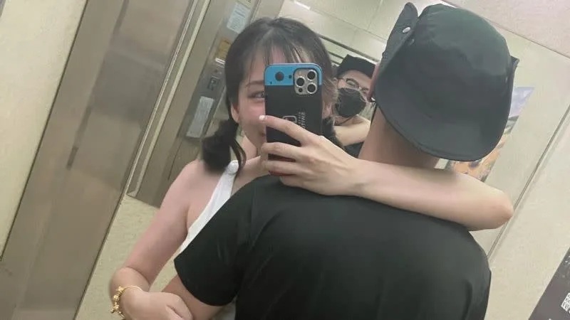 3 ▲丁字褲妹子電梯交纏男友，身分、正臉曝光。（圖／wawa00321 IG）.jpg.jpg