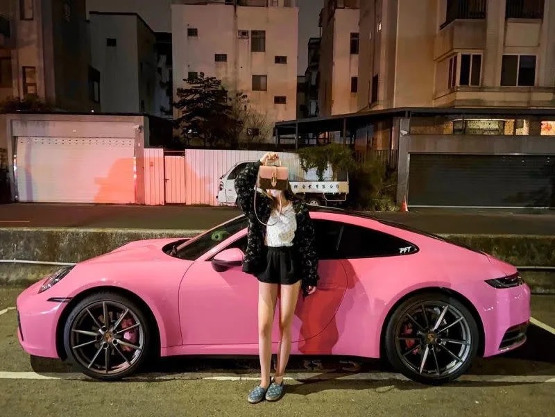 4WaWa與愛車合照。（圖／wawa00321 IG）.jpg