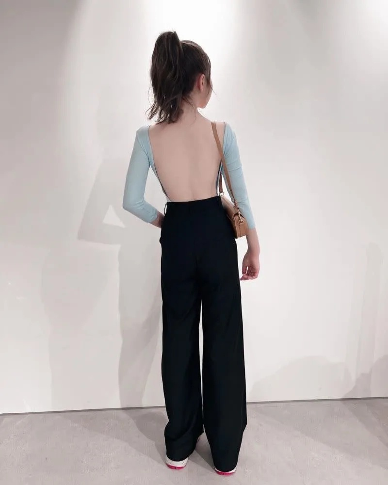 4 夏筠婷一轉身露出白皙美背，立馬辣暈不少粉絲。.jpg