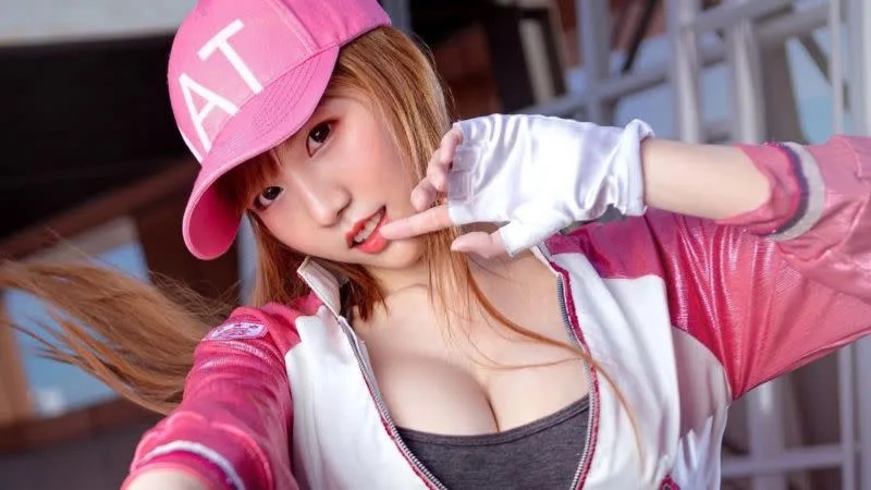 1 泰國娜美日前被家人證實「吃東西噎到」，媽媽則在靈堂上表示，是烤豬肉串和糯米，導致女兒最終丟掉性命。（圖／alicebambam IG）.jpg.jpg