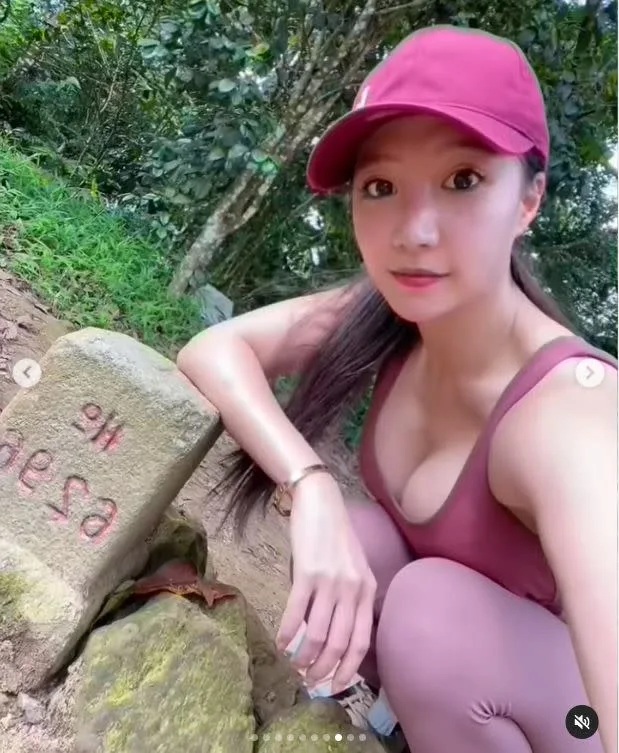 4 林采緹蹲下和告示牌合照。（圖／林采緹IG）.jpg