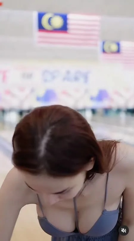 5 沛妤挑選合手的保齡球。（圖／沛妤IG）.jpg