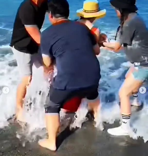 4 林莎被惡作劇丟到水裡。（圖／林莎IG）.jpg