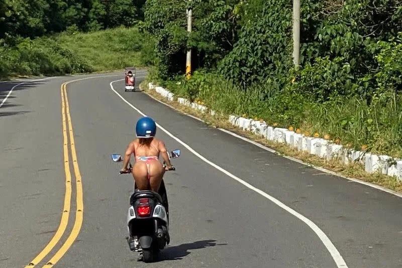 有網友在墾丁捕捉到，翹臀騎車的火辣背影。（圖／爆廢公社）.jpg