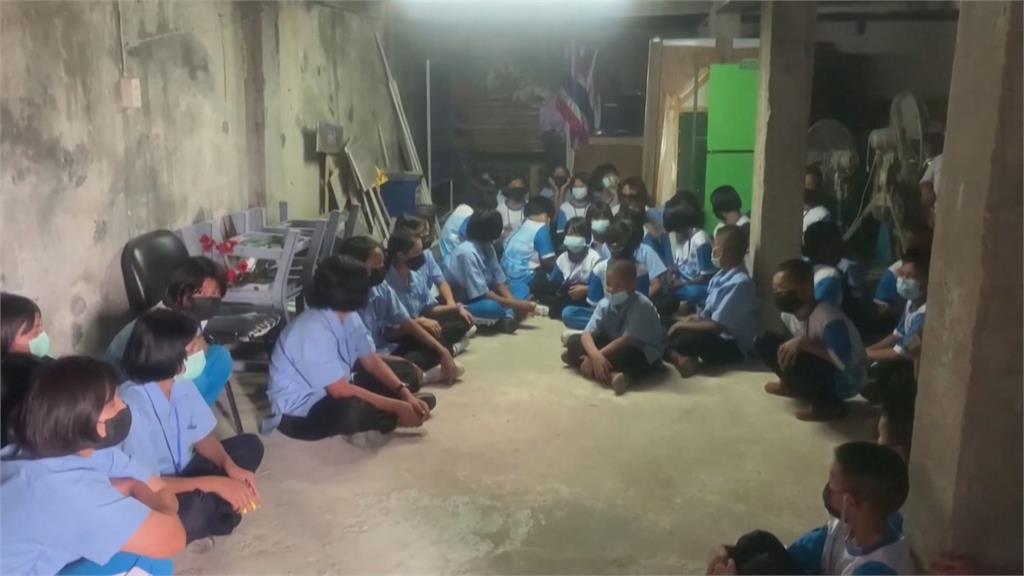 泰國 達府 中小學生 躲進防空洞.jpg