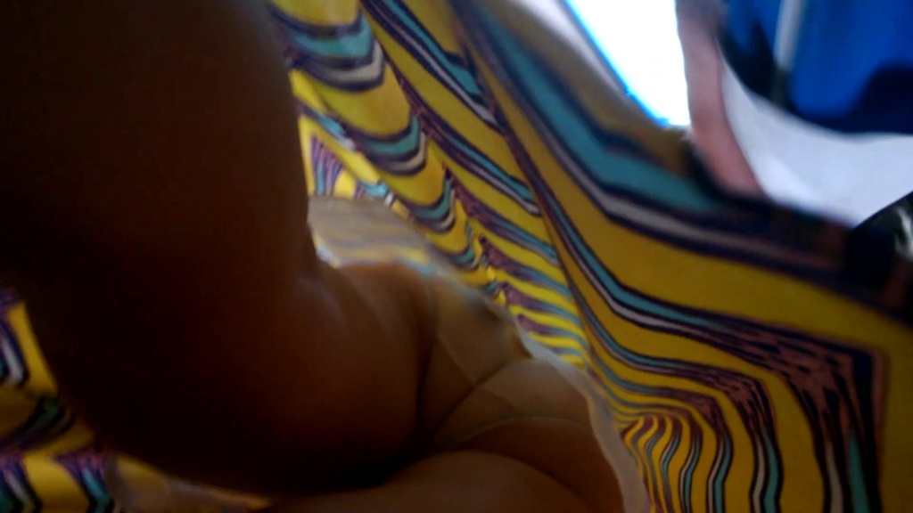 課間休息時伸到老師的裙底偷拍蕾絲透明內內 13.jpg