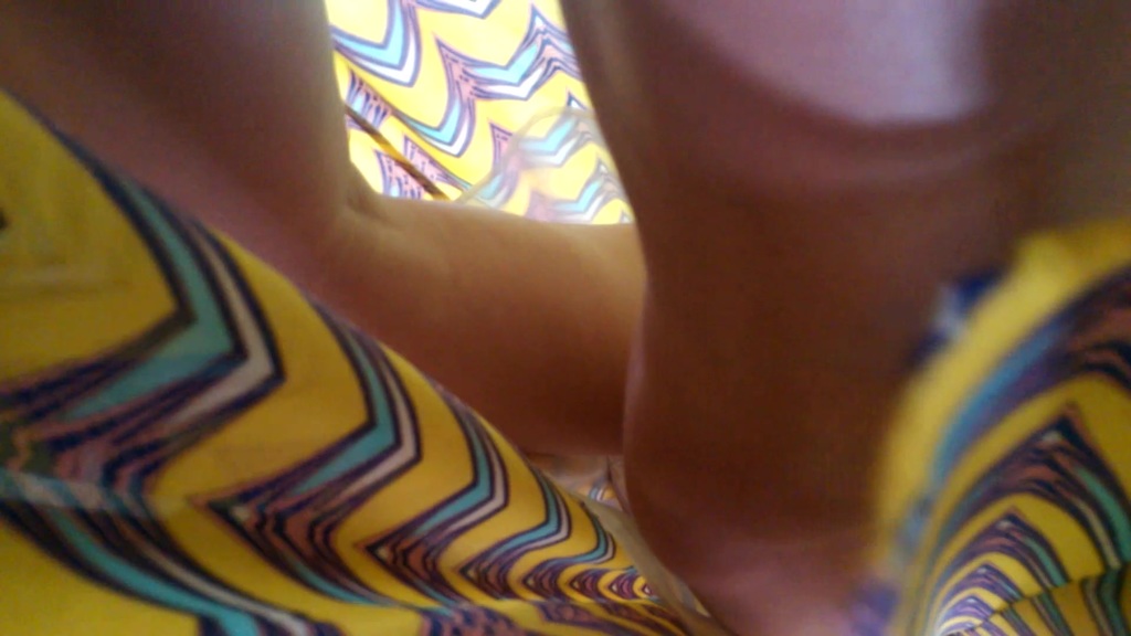 課間休息時伸到老師的裙底偷拍蕾絲透明內內 28.jpg