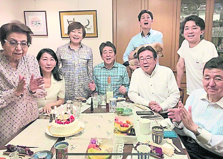 安倍晉三（中）一家人早前為母親洋子（左一）慶祝生日.jpg