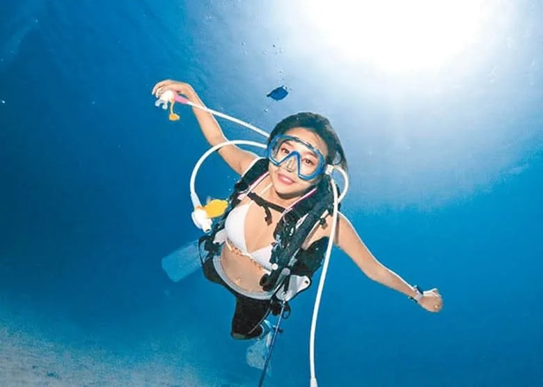 2 余思霆潛入海底享受自在一刻。.jpg