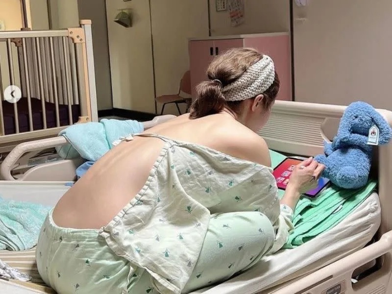 1 辛尤里手術服綁不好，豐滿身材快被看光。.jpg