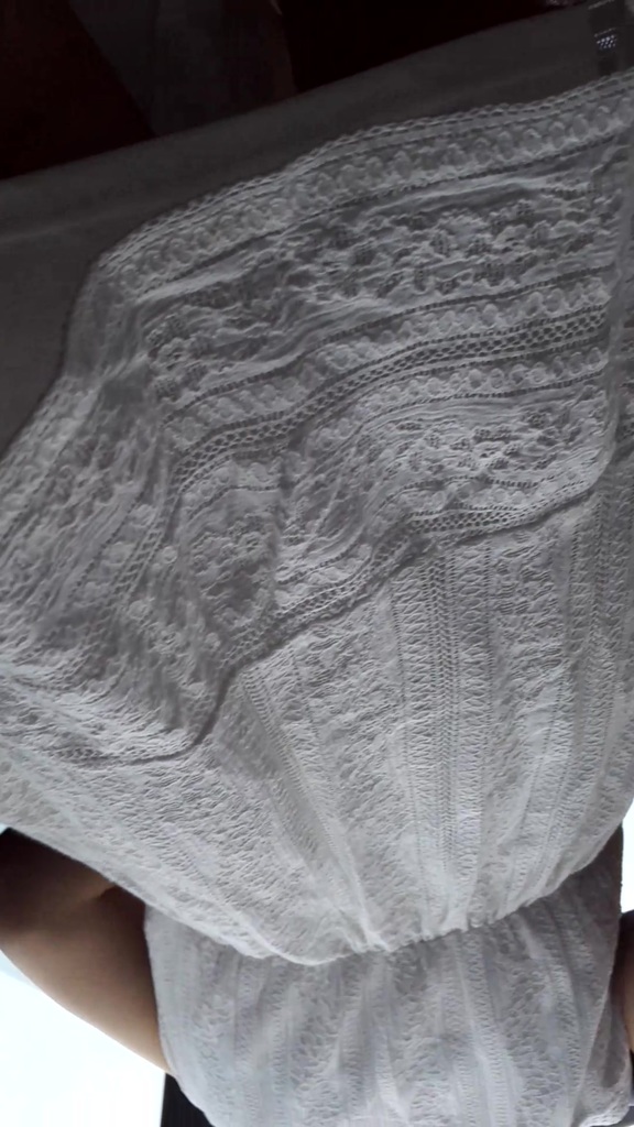 抄底地鐵口扶梯偷窺白裙運動款黃內褲大學老師 50.jpg